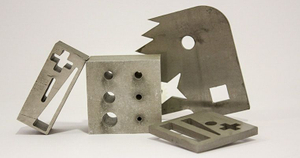 Vários metais cortados em várias formas usando corte a jato de água